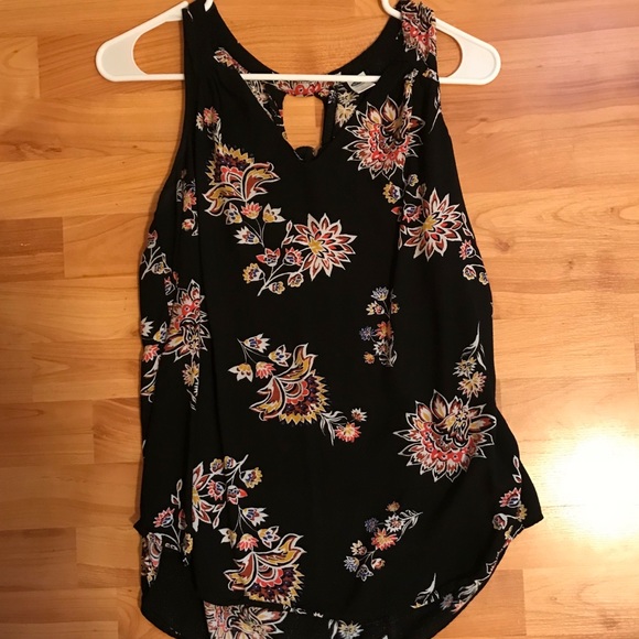 Old Navy Tops - NWOT Old Navy Paisley Sleeve-Less Top